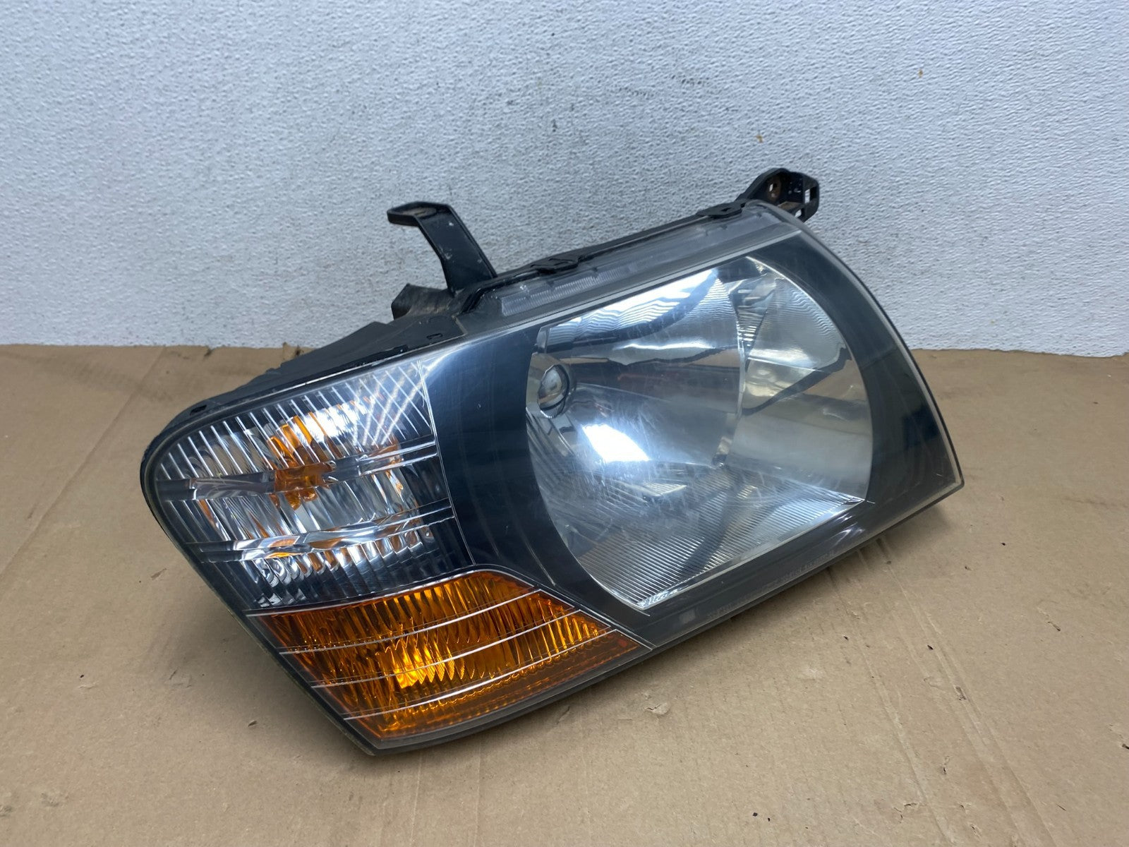 2000 to 2004 Mitsubishi Montero Pajero Right Passenger RH Headlight AE9108 DW2