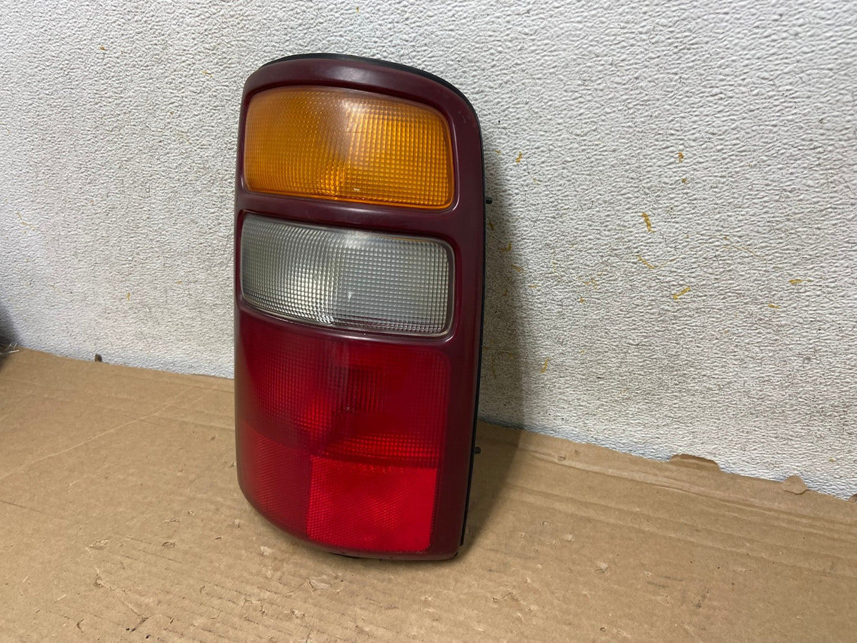 2000 - 2006 Chevrolet Suburban Tahoe Yukon Right Passenger Tail Light AH8846 LK2