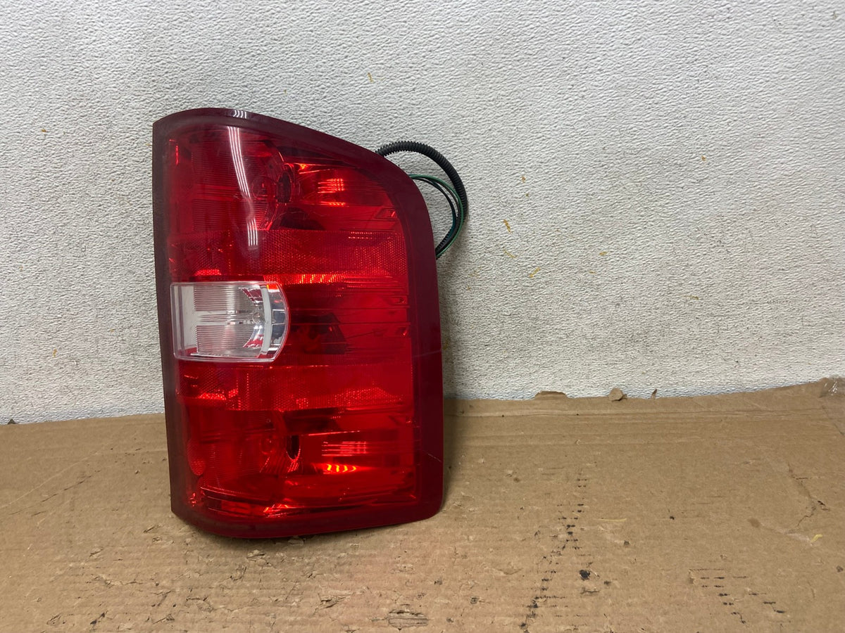 2007 to 2013 Chevrolet Silverado Right Passenger RH Side Tail Light AH9195 LK2
