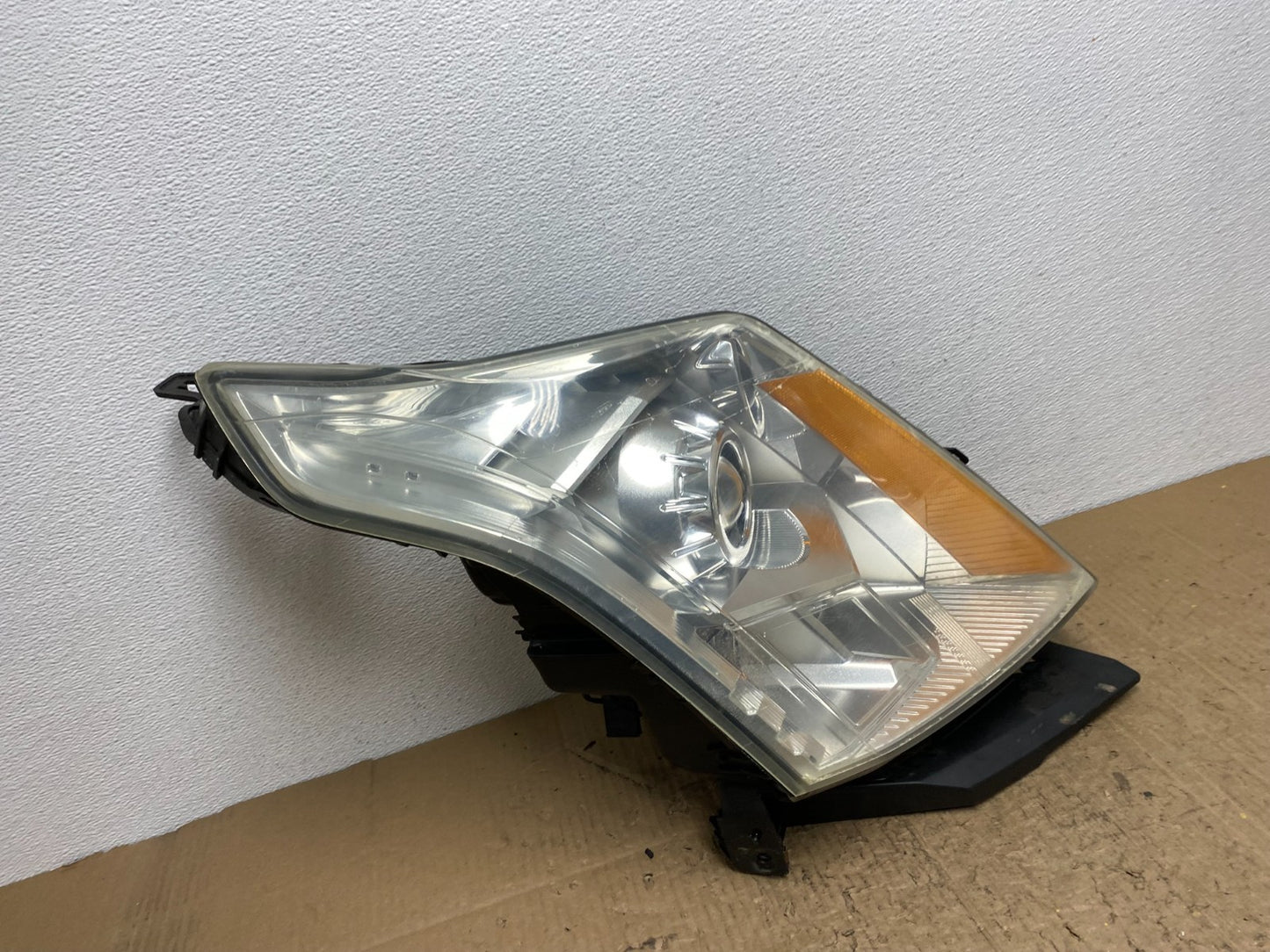 Halogen 2010 to 2016 Cadillac SRX Right Passegner Side Headlight AB9917 DW2