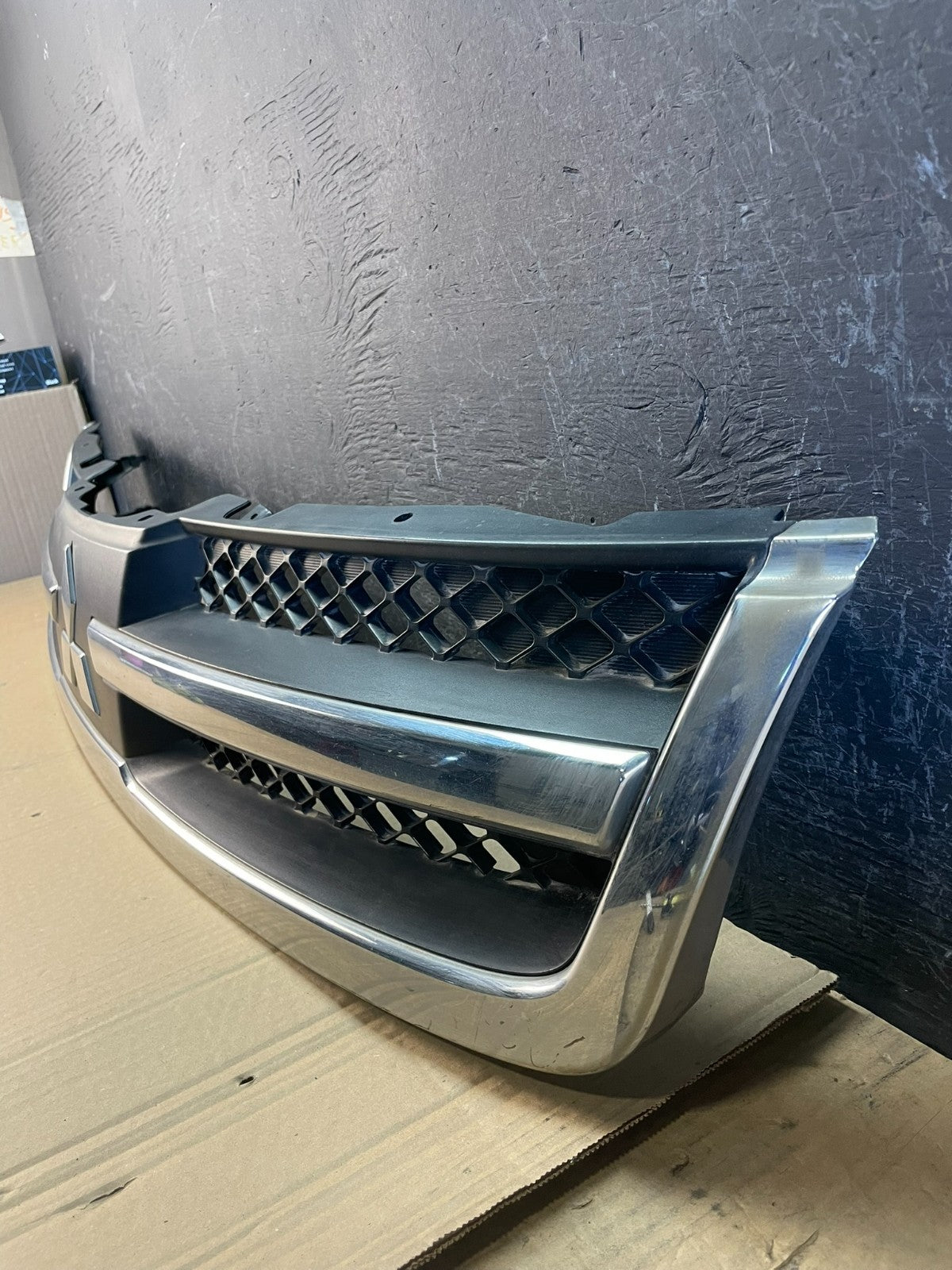 2006 2007 2008 Mitsubishi Endeavor Front Upper Grill Grille AC9724 DG1