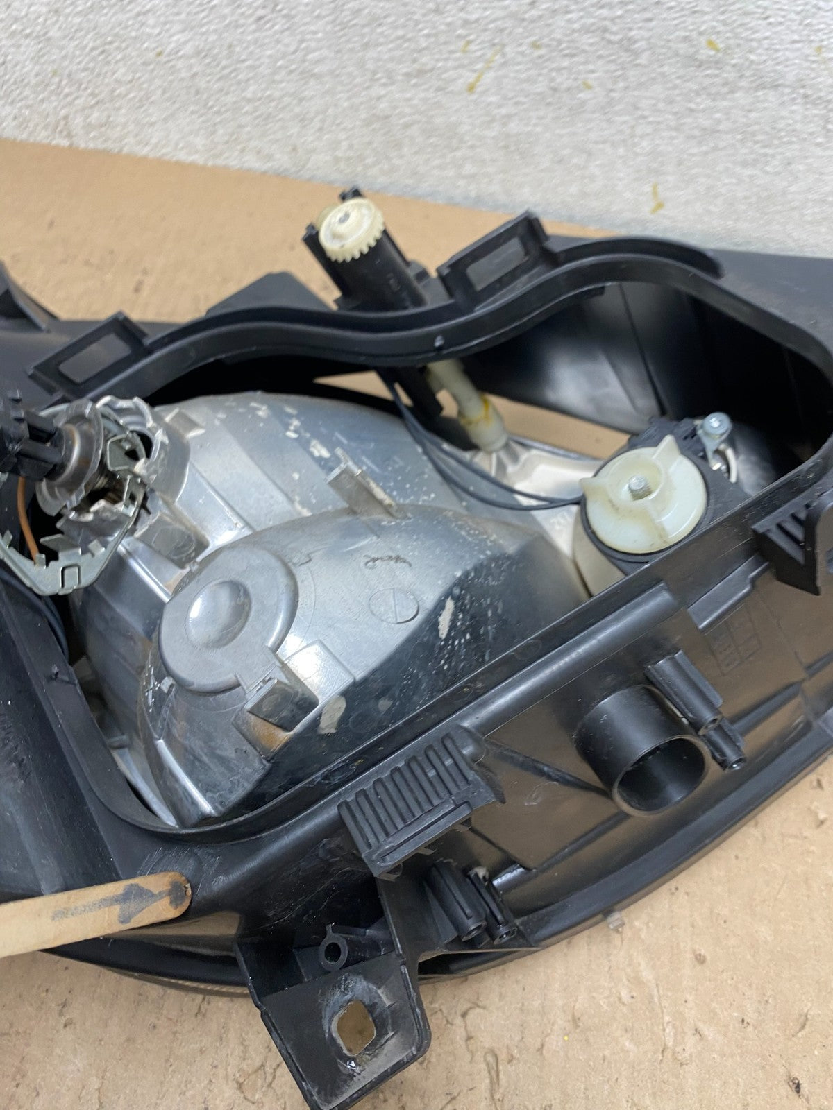 2007 to 2013 Mercedes Sprinter Headlight Left Driver Side Halogen P9677 DW10
