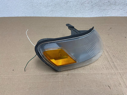 1993 to 1997 Toyota Corolla Right Passenger Corner Marker Turn Signal AE4989 DW2
