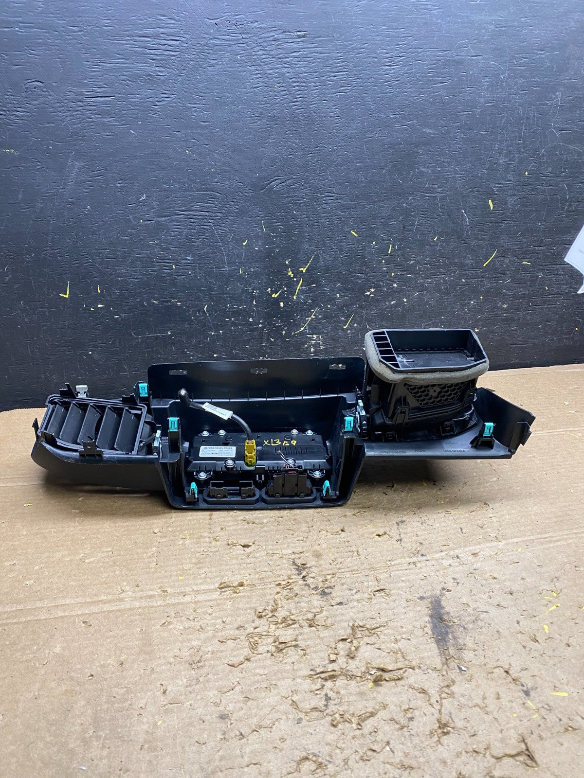 2020 to 2023 Ford  Explorer Console Radio Display Screen Air Vents X1369 DG4