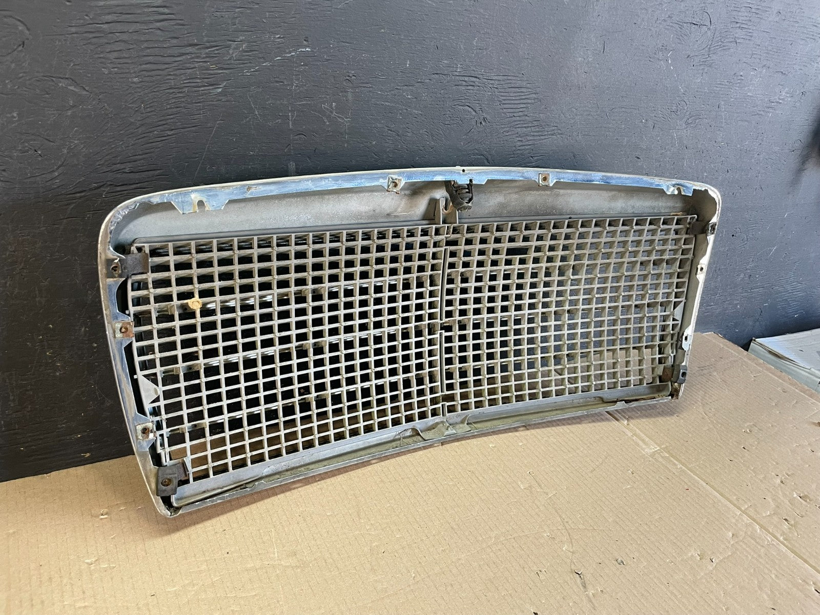 1981 to 1985 Mercedes-Benz W126 Front Grill Grille 1268800283 AE3596 PS6