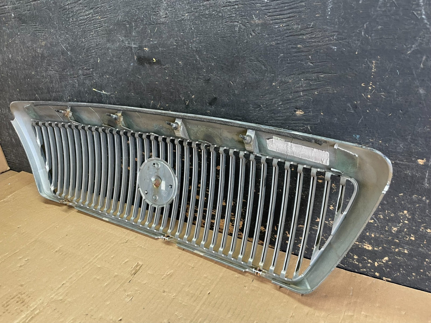 2003 to 2005 Mercury Grand Marquis Front Upper Grill Grille OEM aa8915 DG6