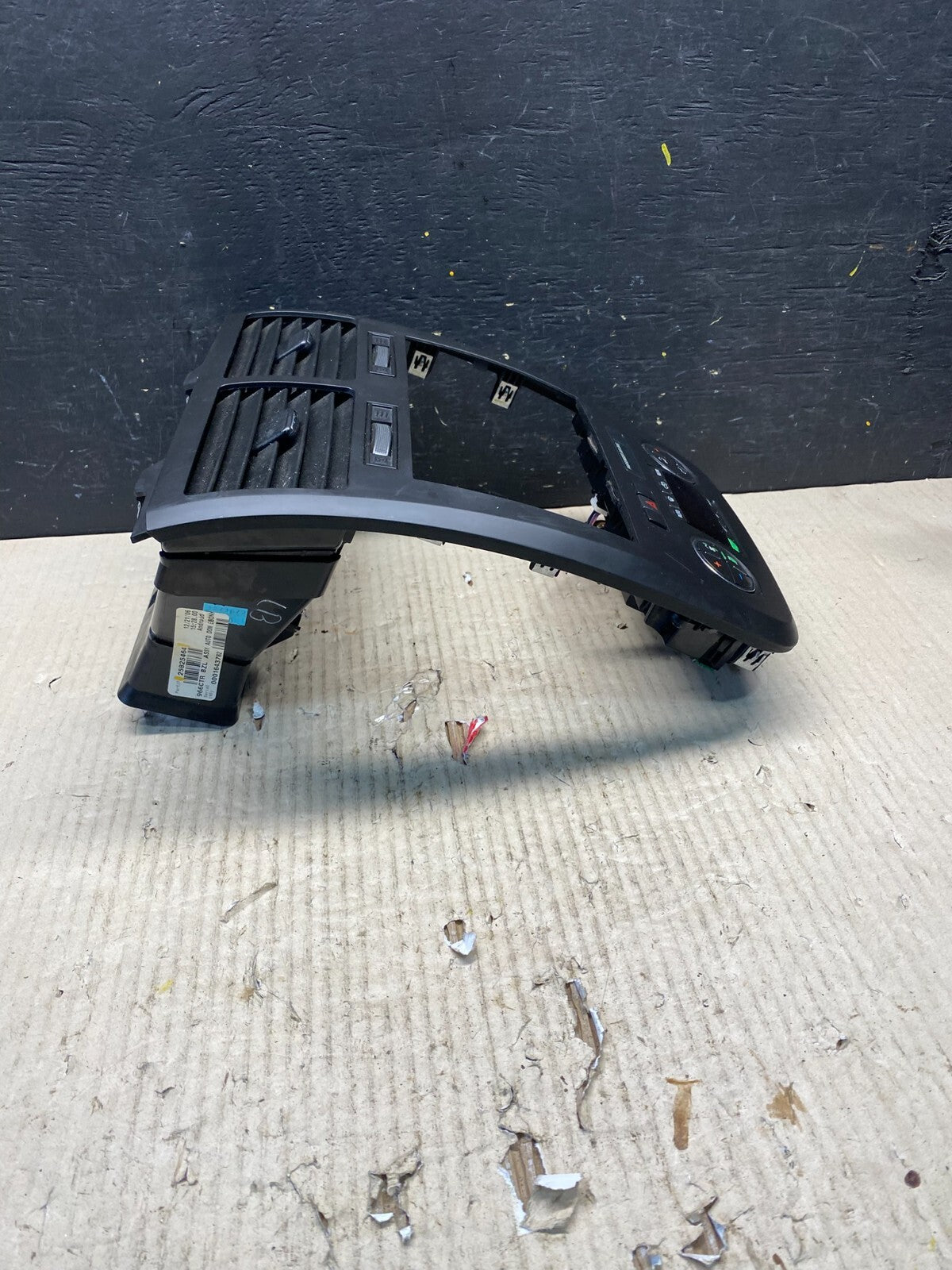 2007 to 2010 Saturn Outlook A/C HVAC Climate Control Radio Bezel Trim O3529 DG5