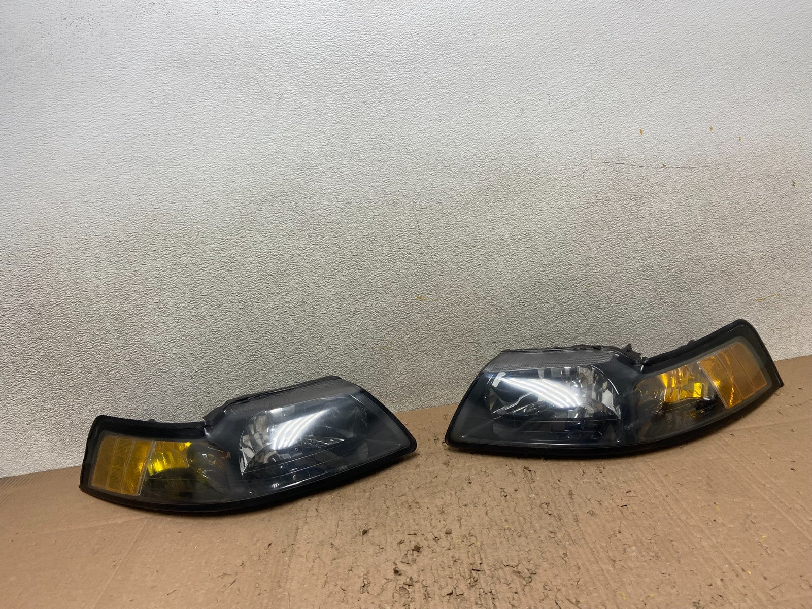 1999 to 2004 Ford Mustang Left+Right Set Side Black Headlights Y4966 DW0