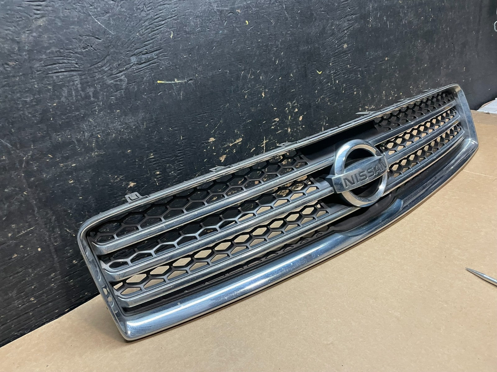 2009 to 2011 Nissan Maxima Front Upper Grill Grille 62070-9N00A Y9471 DG1