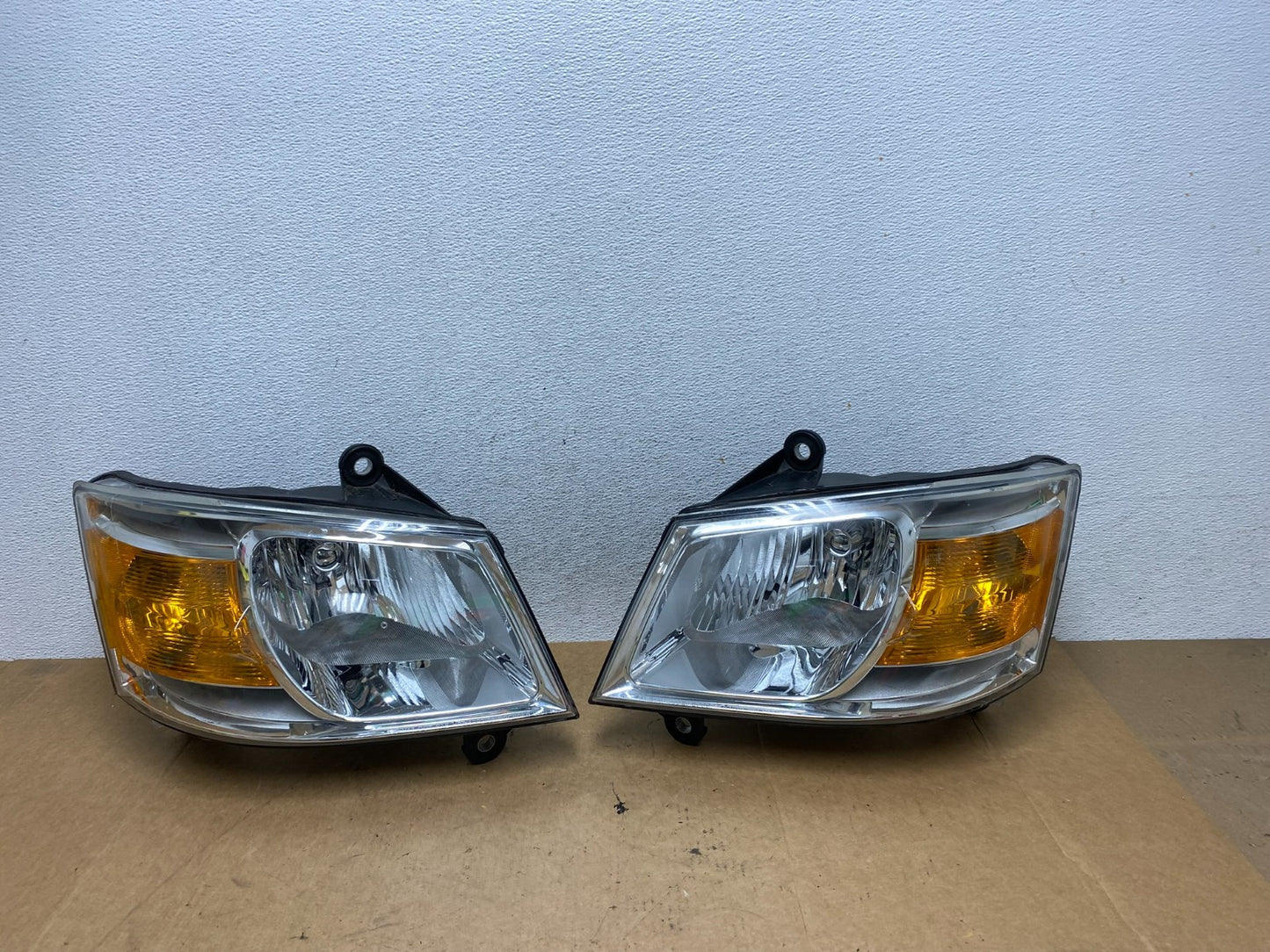 2008 to 2010 Dodge Caravan Left+Right Set Side Halogen Headlights AE3214 DW0