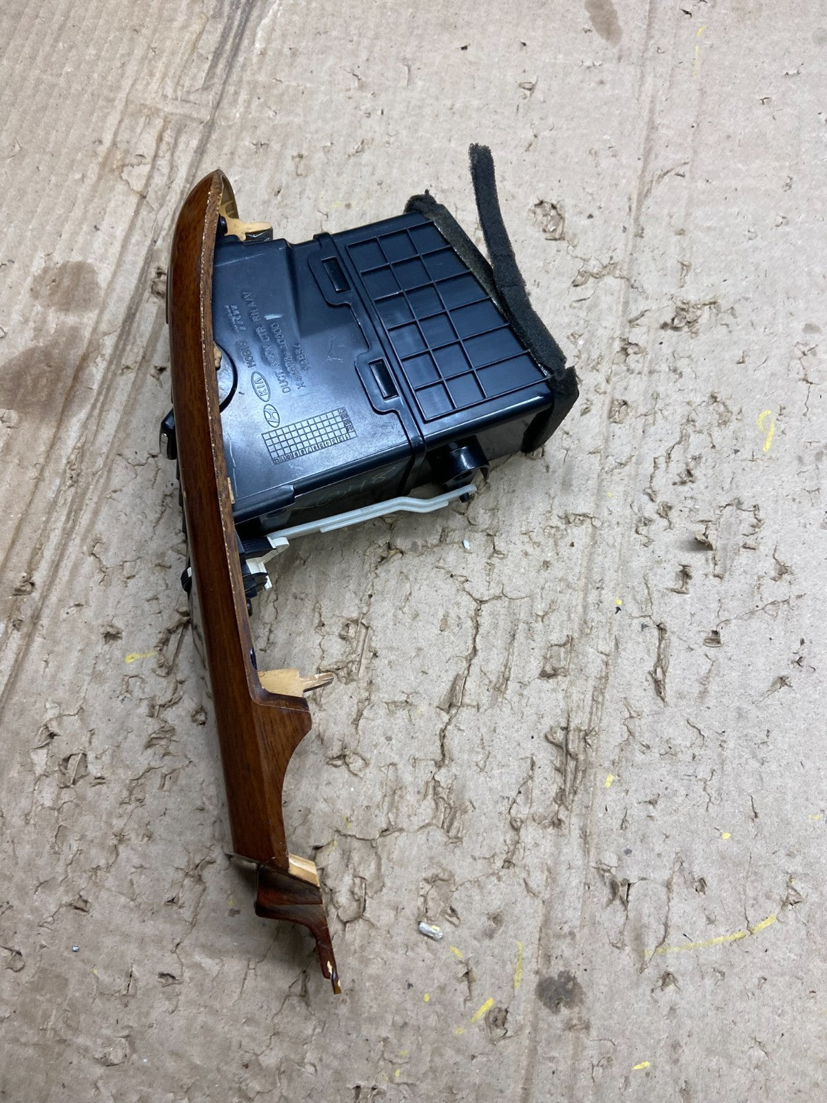 2006 - 2012 Kia Sedona Entourage Right Passenger RH Center Air Vent X6348 DG1