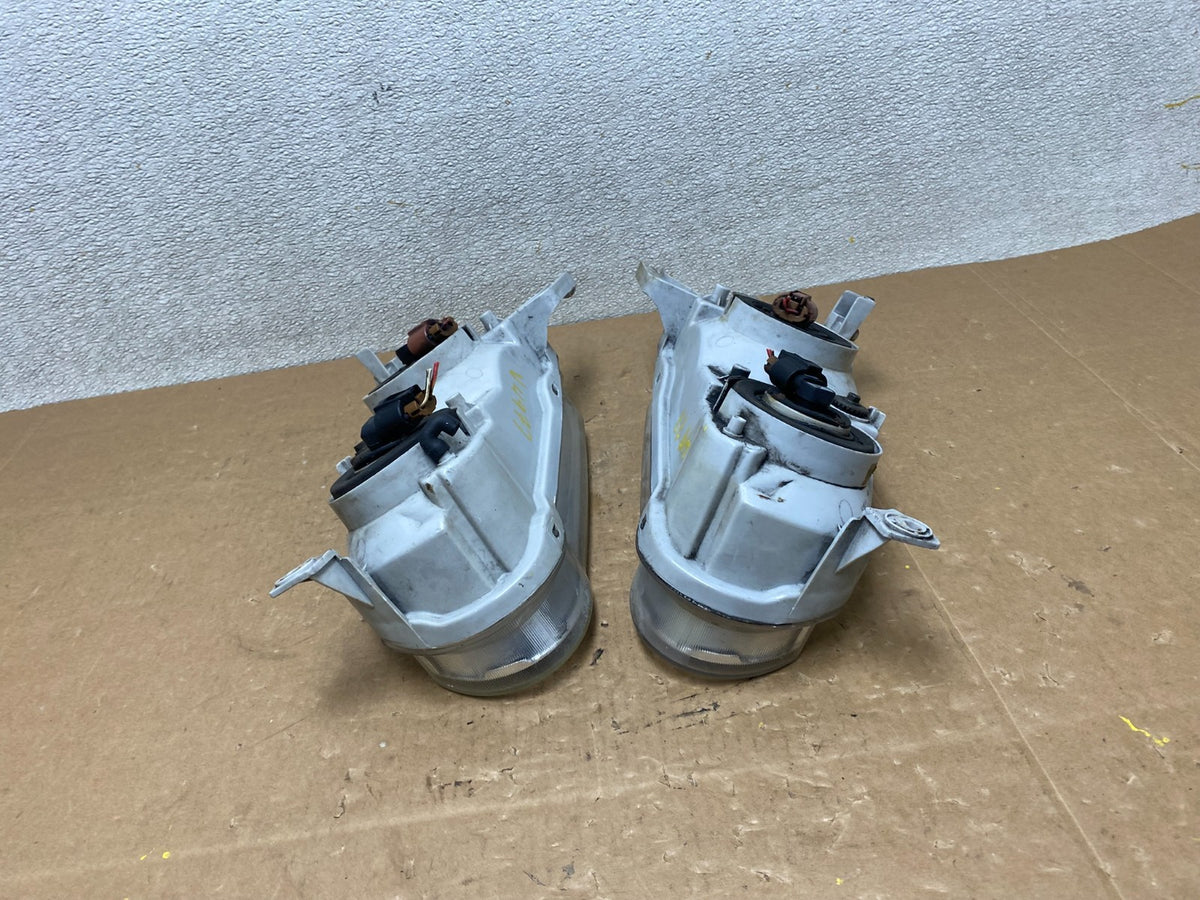 2001-2002 Toyota Corolla Left+Right Side Halogen Headlights V4977 DW14