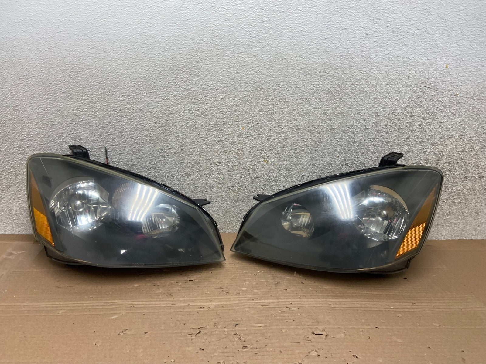 2002 to 2004 Nissan Altima Left+Right Side Set Halogen Headlights AB1132 DW0
