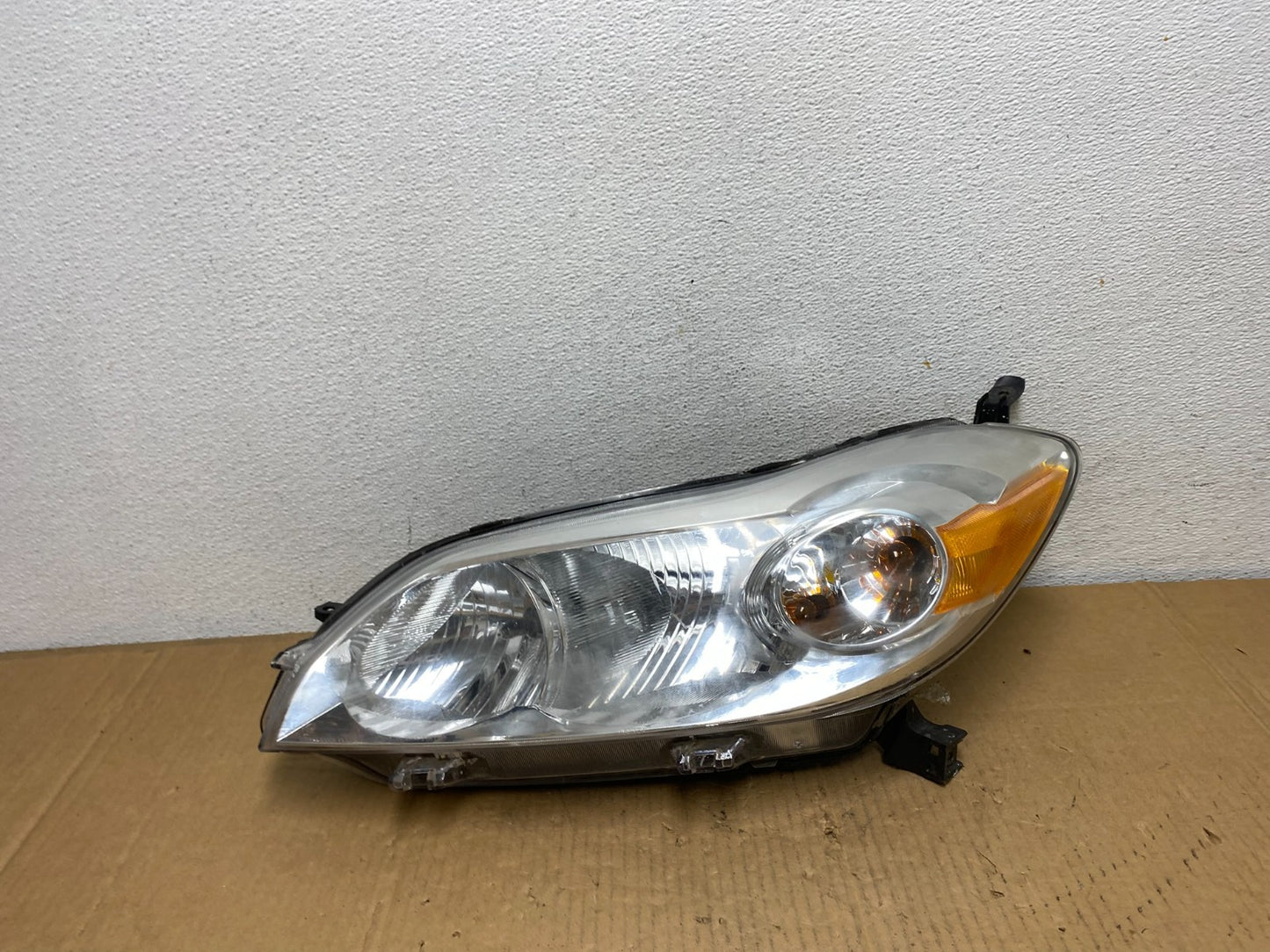 2009 to 2014 Toyota Matrix Left Driver LH Side Halogen Headlight AD0946 DW0