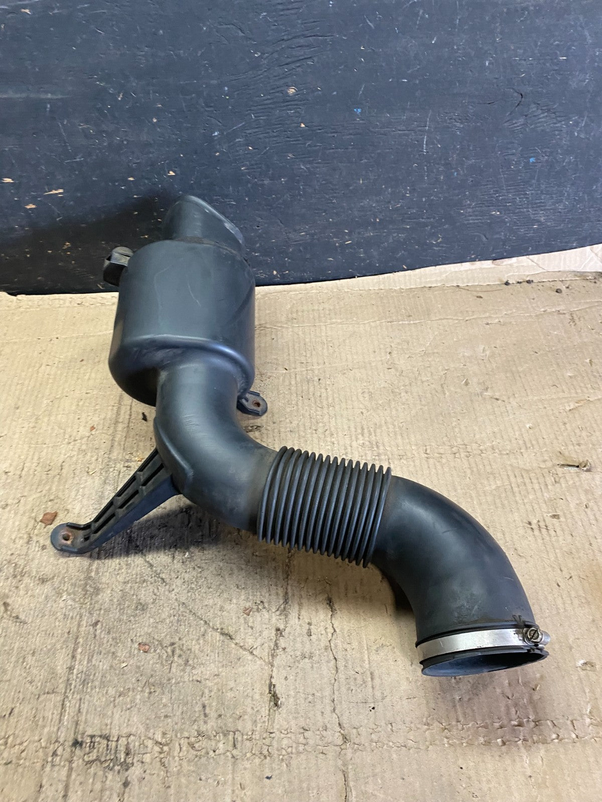 2007 to 2011 Toyota Tundra 4.0L Air Cleaner Intake Hose OEM P0902 DG2