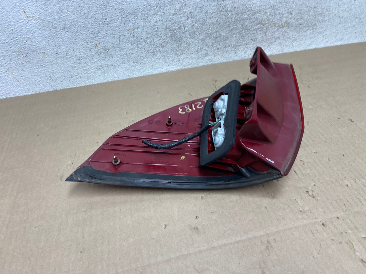 2004 to 2005 Toyota Sienna Left Driver LH Side Tail Light AI2183 LK4
