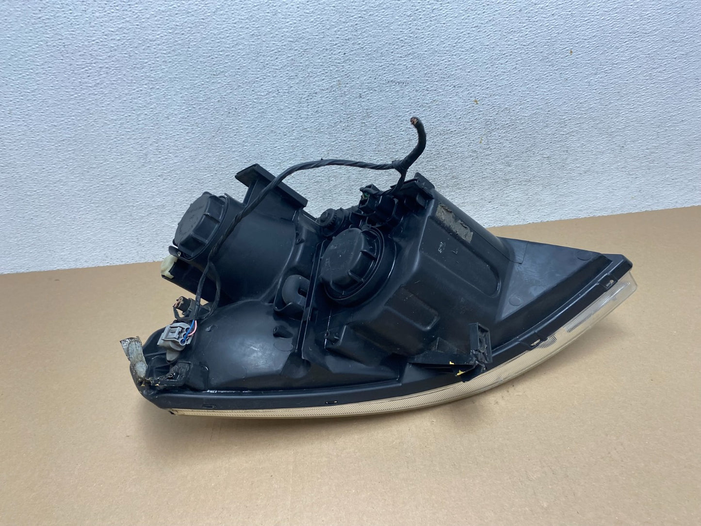 2008-2012 Kia Sedona Right Passenger RH Side Headlight Halogen AE7139 DW8