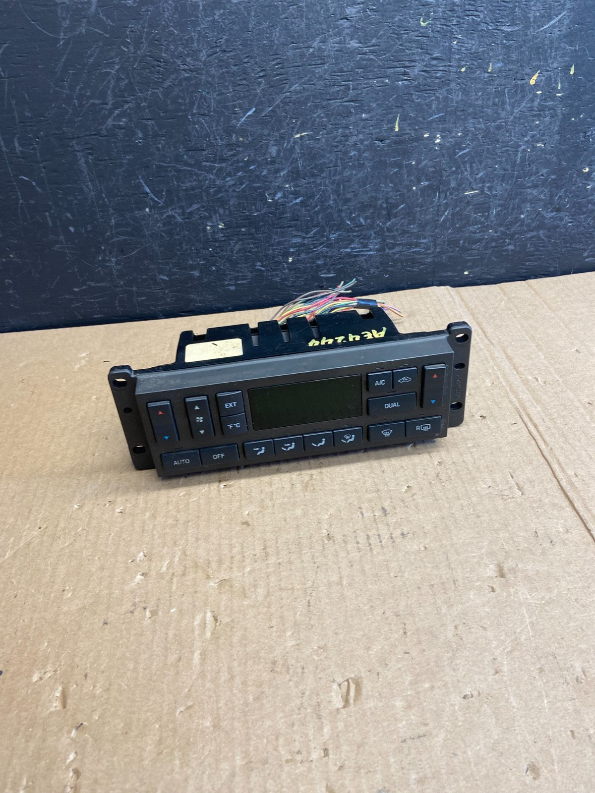 2003 to 2006 Lincoln Town Car Climate Control Panel ae4244 DG0