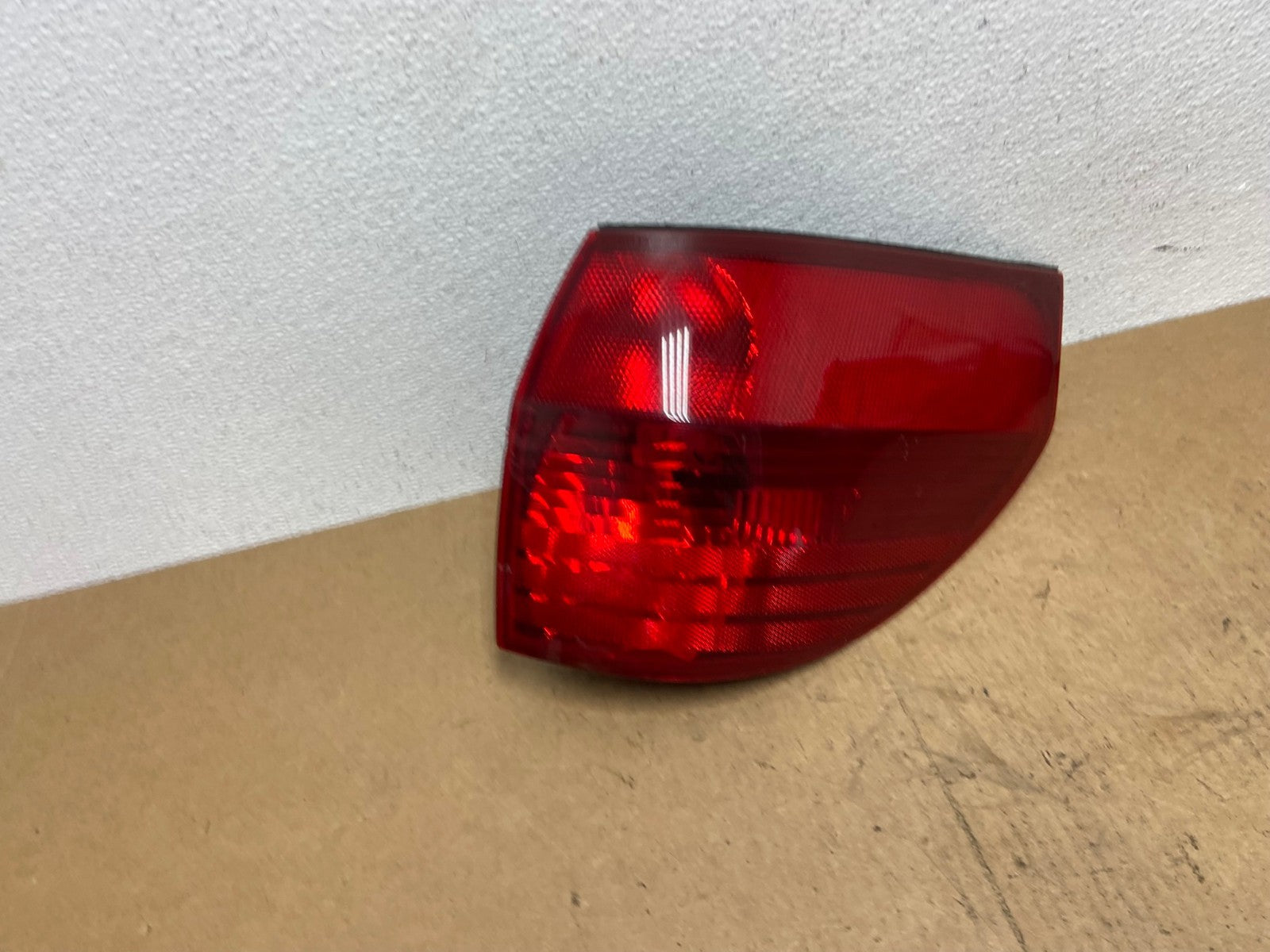 2004-2005 Toyota Sienna Right Passenger Rh Side Tail Light AC3084 LK2