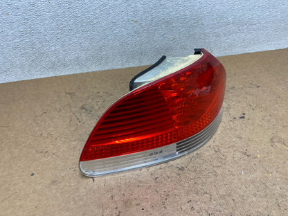 2002 to 2005 BMW 7-Series 745i 760i Left Driver LH Side Tail Light T0539 DW2