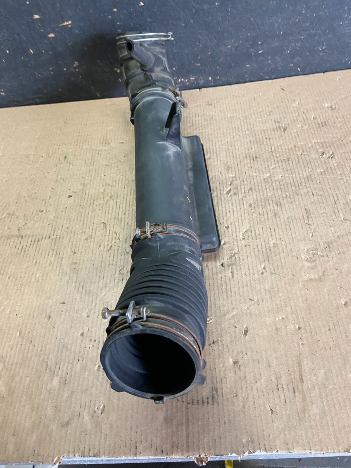 2009 to 2011 Kia Borrego Air Intake Duct Tube Pipe Oem P4044 DG7