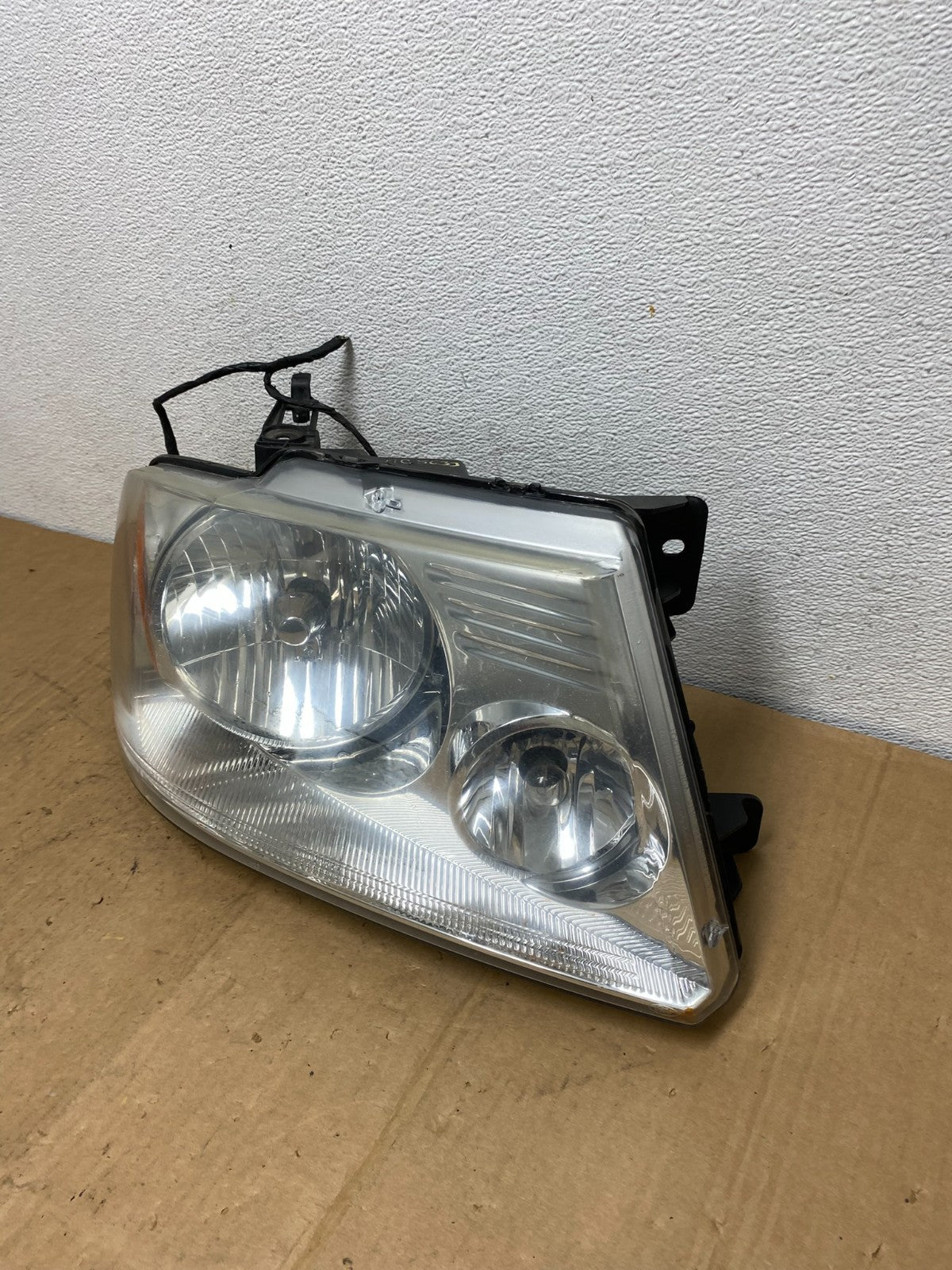 2004 to 2008 Ford F-150 F150 Right Passenger Rh Halogen Headlight AC8633 DW1
