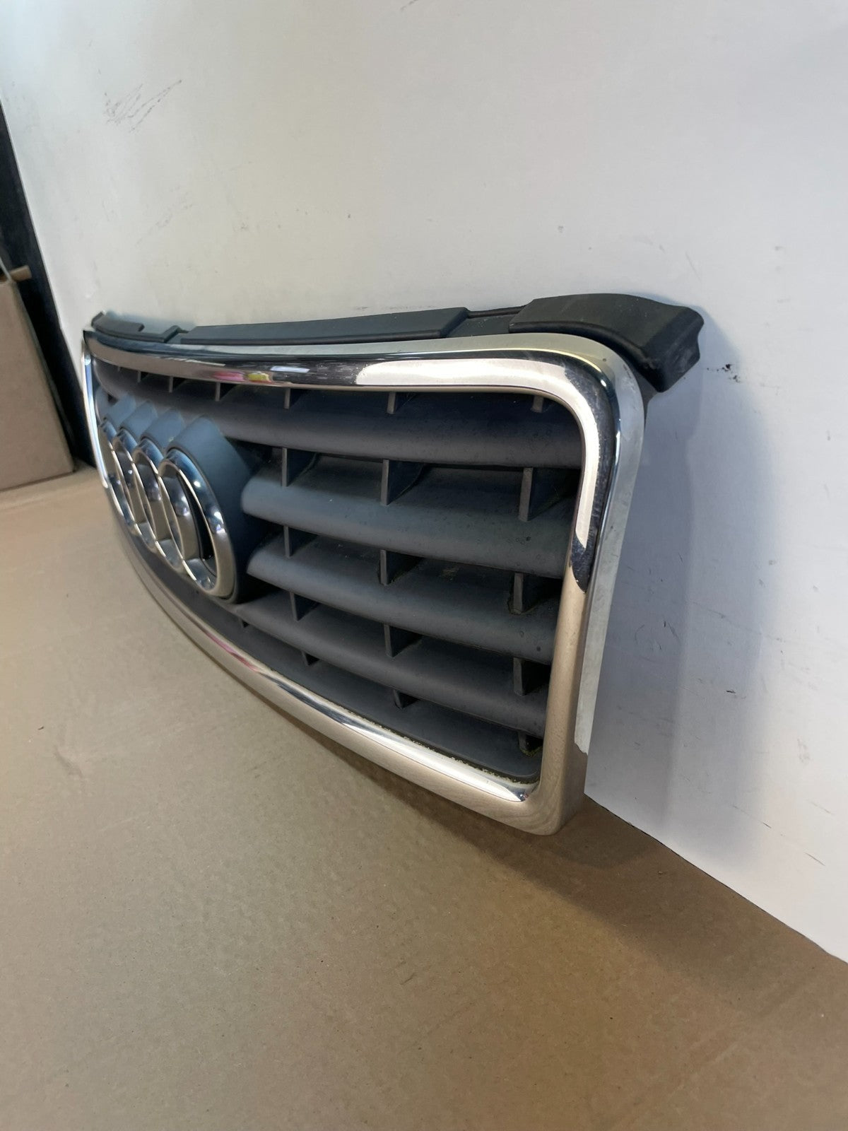 2000 to 2002 Audi A4 Upper Front Grill Grille ah6451 DG1