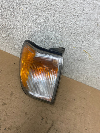 1999 to 2004 Nissan Pathfinder Passenger Corner Park Light Turn Signal P1549 DW1