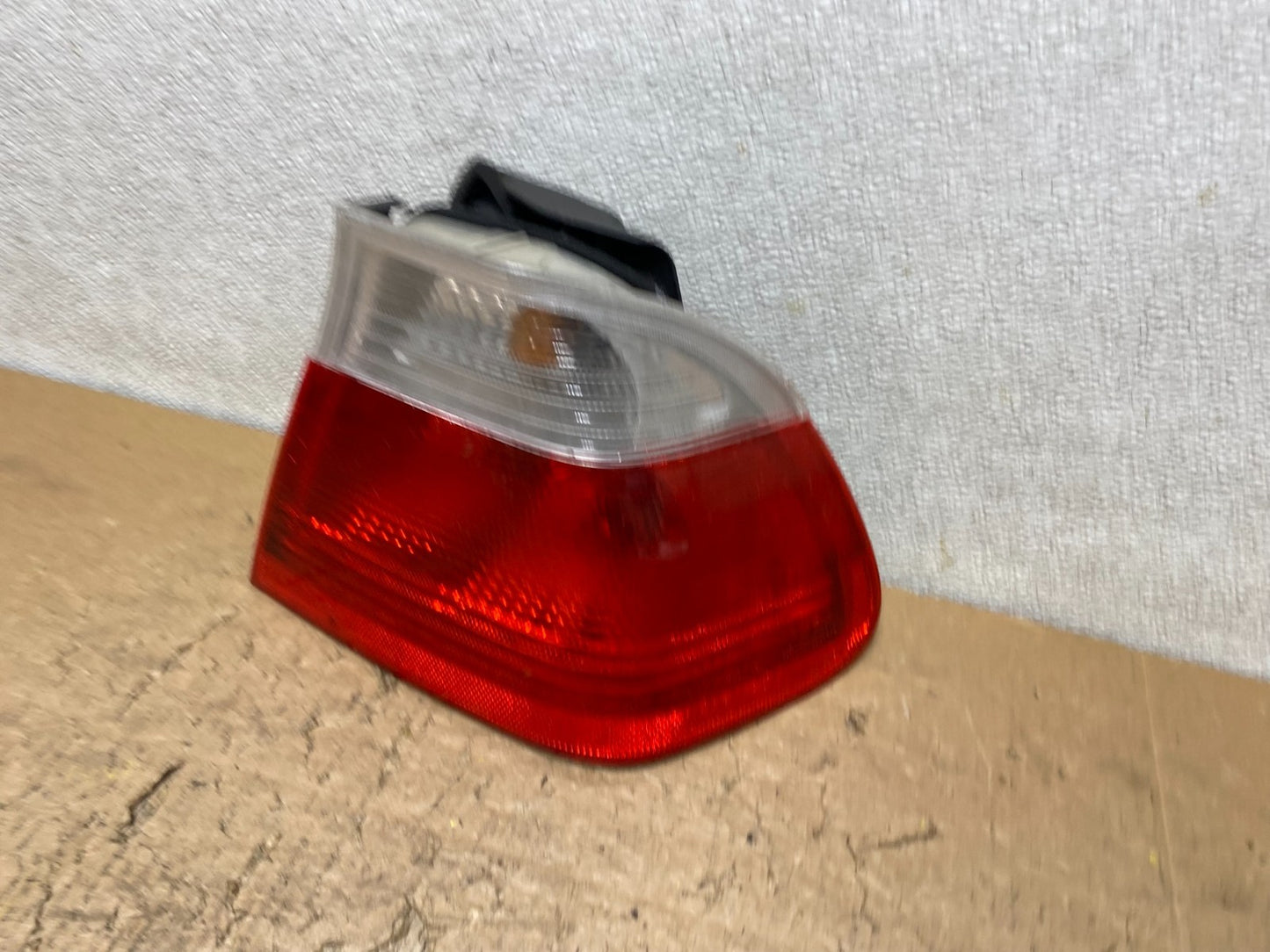 2002 - 2005 BMW 3 E46 Series Right Passenger Tail Light V8583 DW1