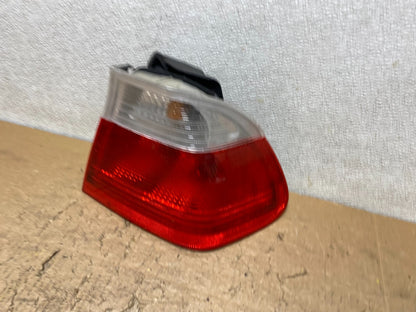 2002 - 2005 BMW 3 E46 Series Right Passenger Tail Light V8583 DW1