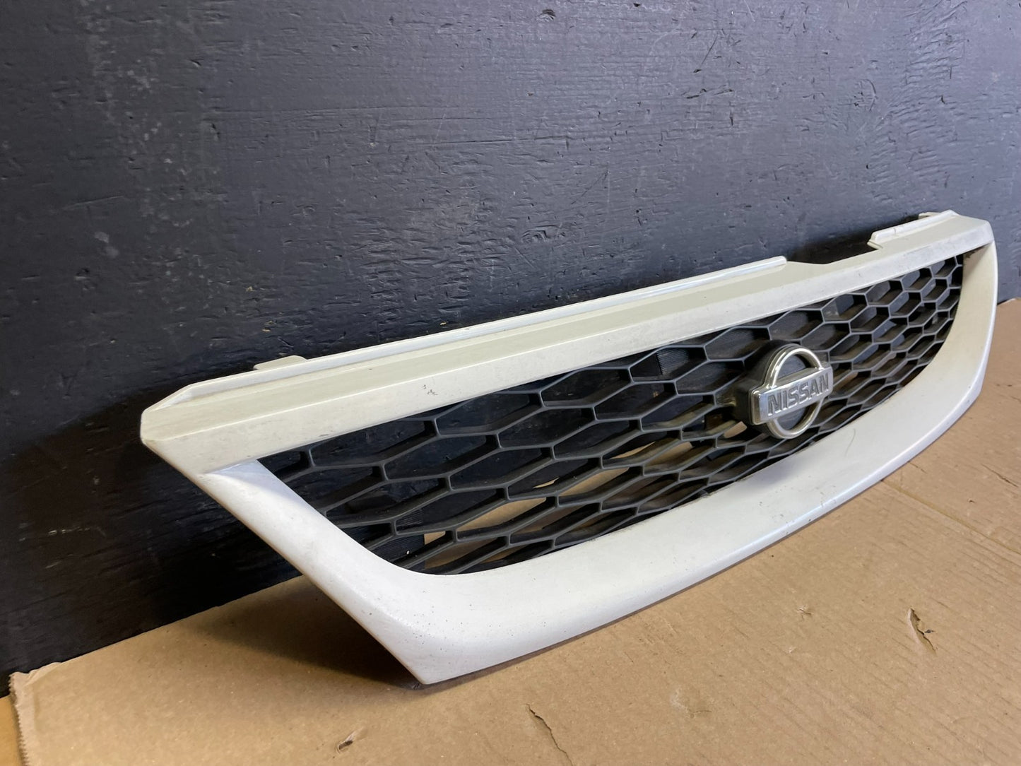 1998 to 1999 Nissan Sentra Front Grille Grill 623108B725 AB78671