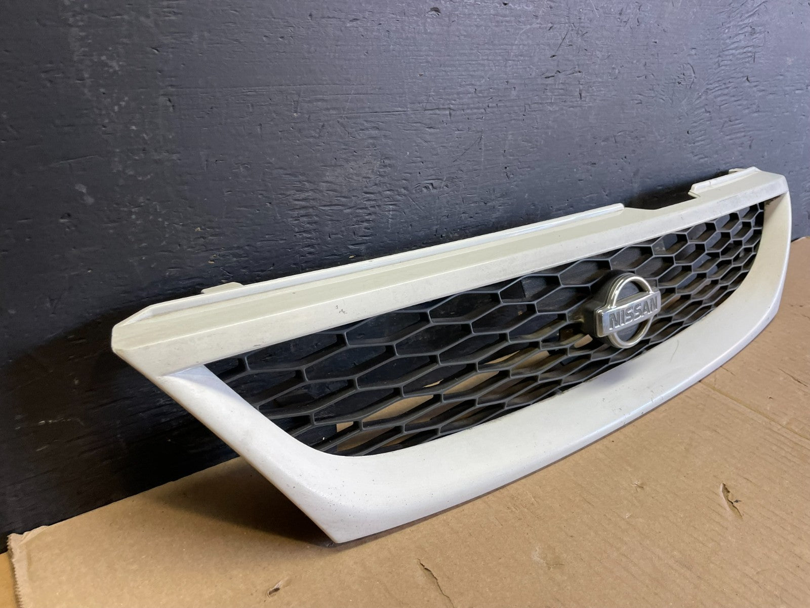 1998 to 1999 Nissan Sentra Front Grille Grill 623108B725 AB78671