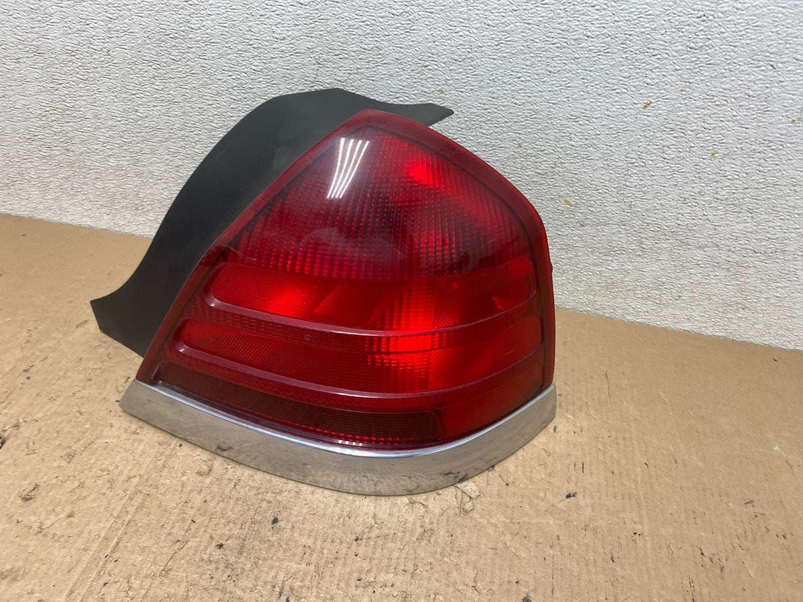 1998-2003 Ford Crown Victoria Right Passenger Rh Side Tail Light Q3572 DW1