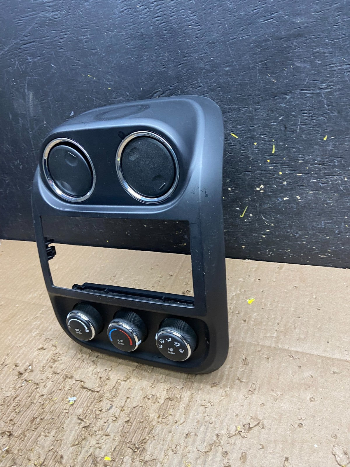 2011 to 2017 Jeep Compass Dash Climate Temperature Control Radio Bezel W0063 DG1