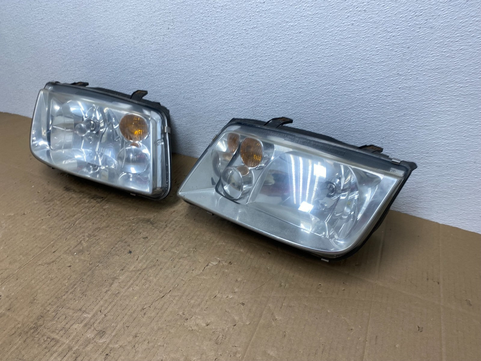 2002 to 2004 Volkswagen Jetta Left+Right Headlights AB8440 DW1