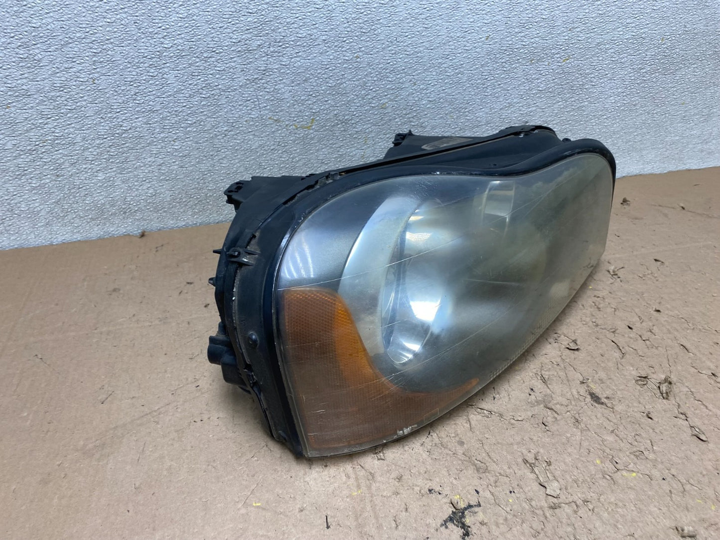 2003 to 2006 Volvo XC90 Right Passenger Rh Side Headlight Halogen W3000 DW2