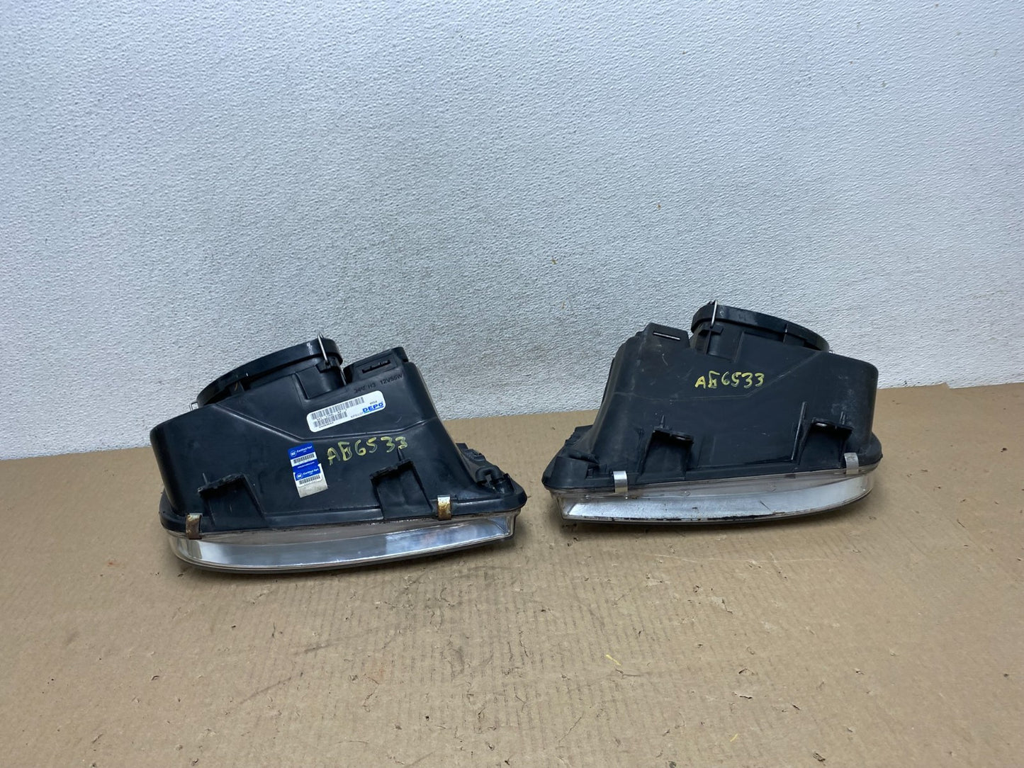 2002 to 2004 Volkswagen Jetta Left+Right Headlights AG6533 DW8