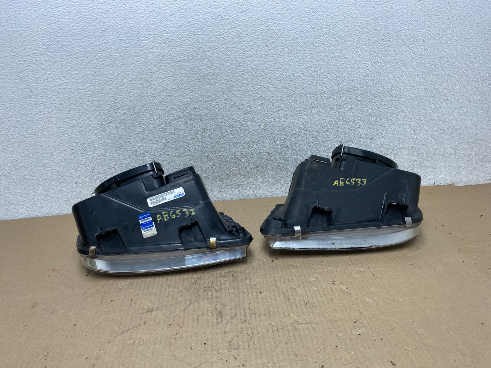 2002 to 2004 Volkswagen Jetta Left+Right Headlights AG6533 DW8