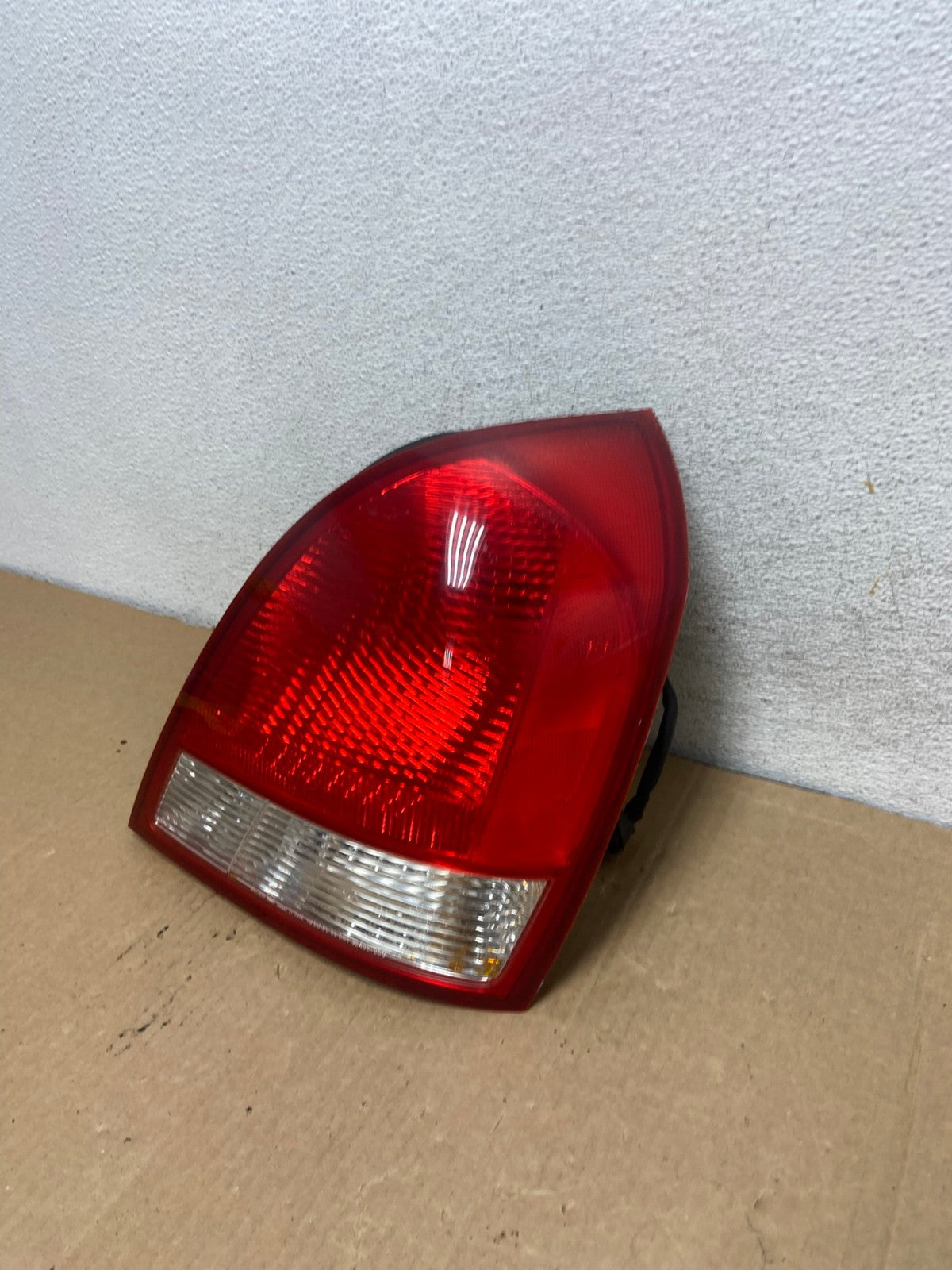 2001 2002 2003 Hyundai Elantra Right Passenger Rh Tail Light AG2011 LK1
