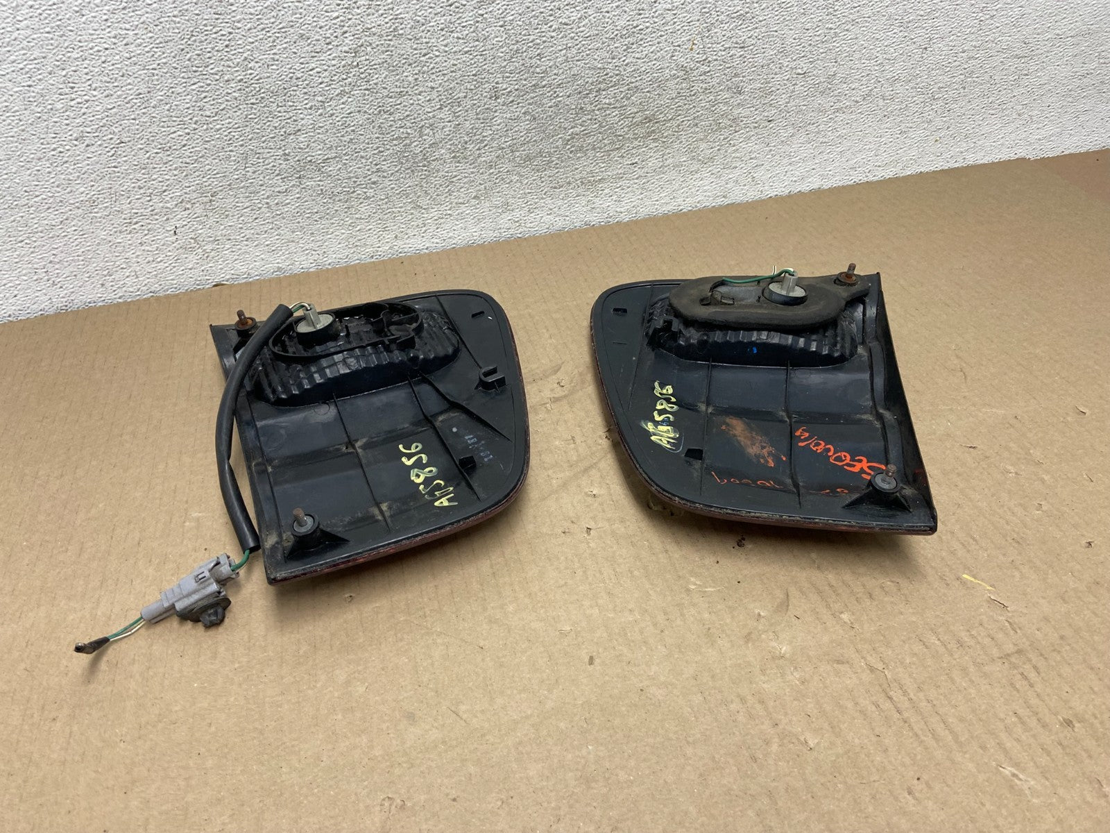 2001- 2004 Toyota Sequoia Left+Right Side Tail lights Inner AG5856 DW10
