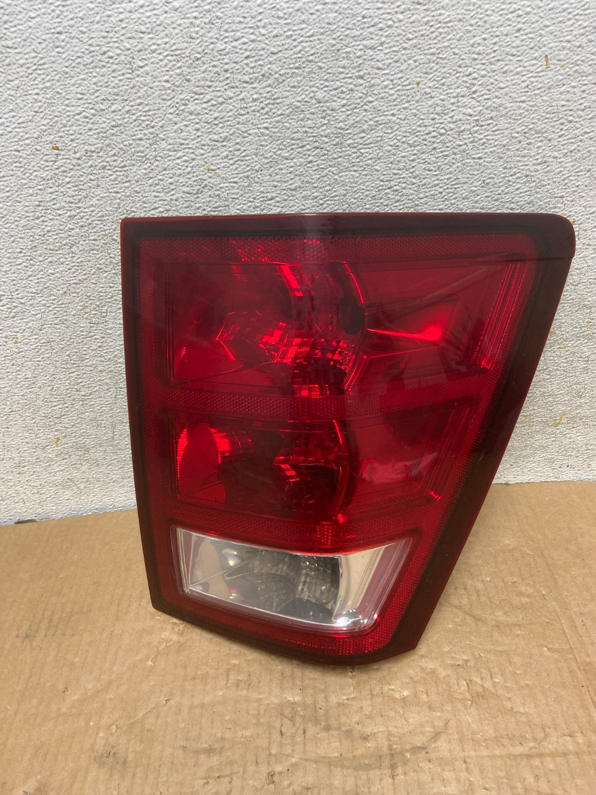 2005 - 2006 Jeep Grand Cherokee Right Passenger Rh Tail Light AI7054 LK0