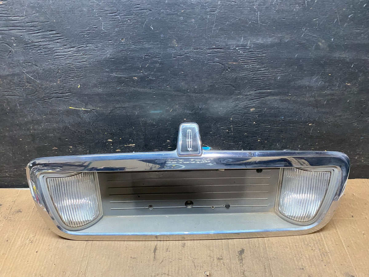 2003 to 2011 Lincoln Town Car Rear License Plate Trim Panel T4139 DG0