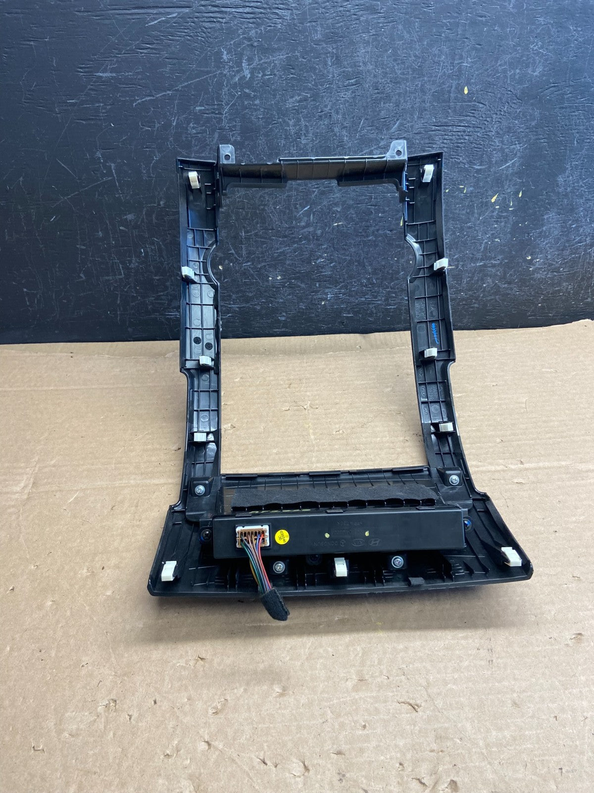 2011 to 2013 Kia Sorento Center Radio Climate Control Clock Trim af2525 DG4