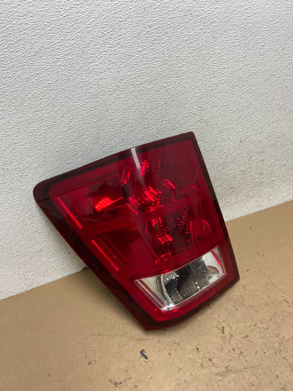 2005 to 2006 Jeep Grand Cherokee Left Driver Side Lh Tail Light AG43572
