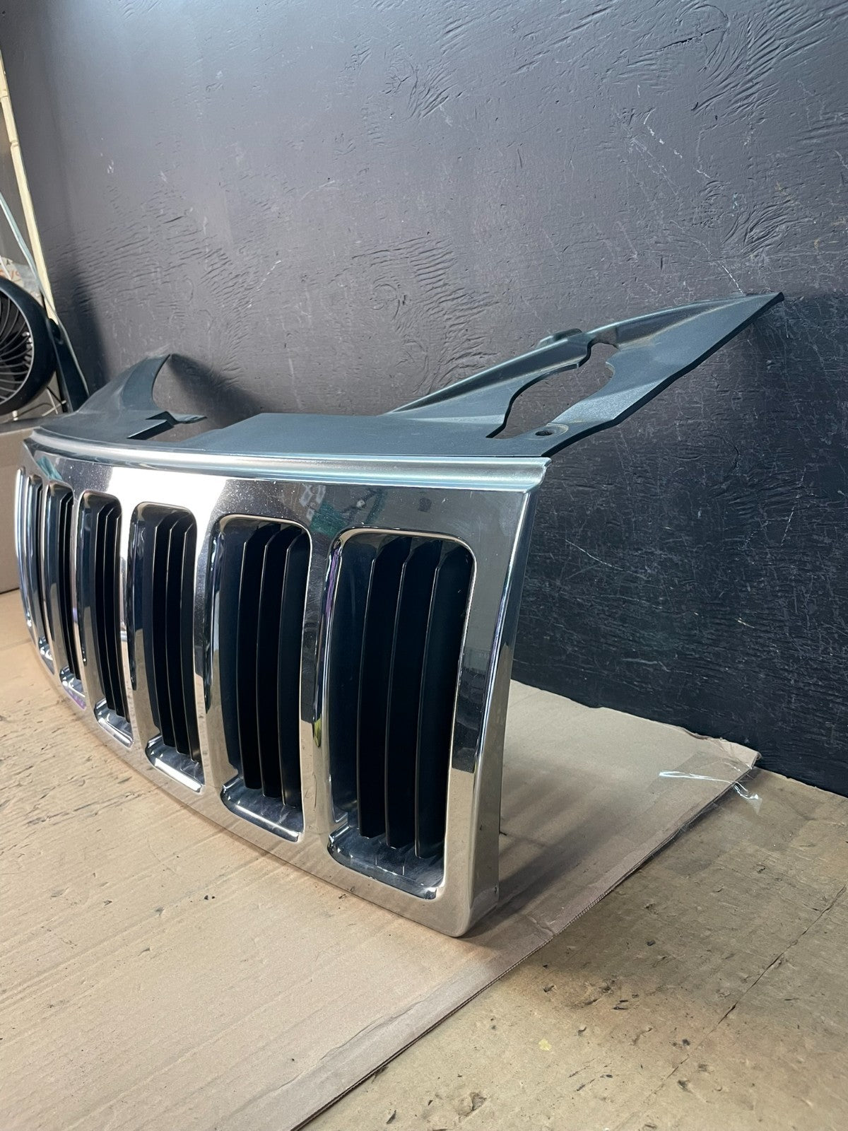 2008 2009 2010 Jeep Grand Cherokee Front Upper Grill Grille AD8295 DG1