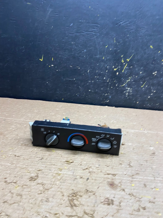 2001 - 2007 GMC Chevrolet Astro Express Climate Control A/C W3445 DG0