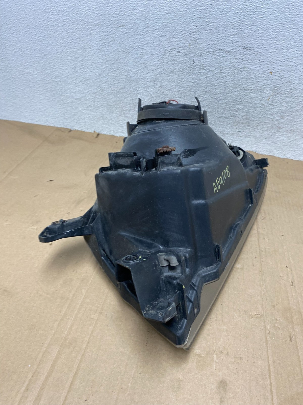 2000 to 2004 Mitsubishi Montero Pajero Right Passenger RH Headlight AE9108 DW9