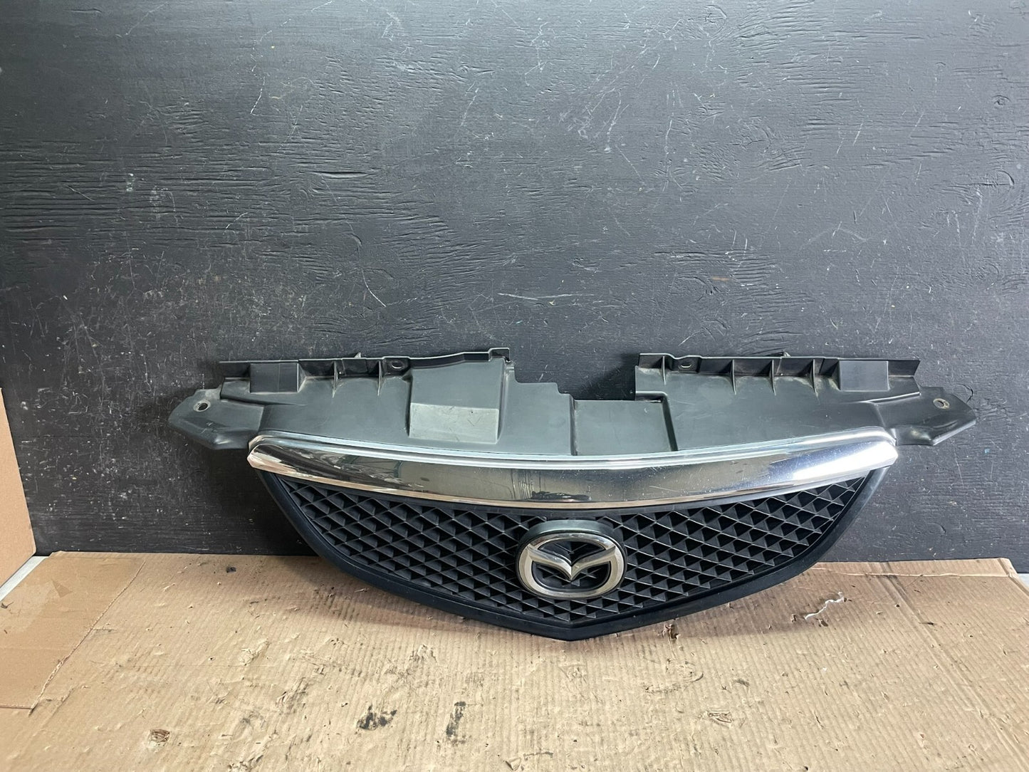 2002 2003 Mazda MPV Front Upper Grille Grill L9664 DG0