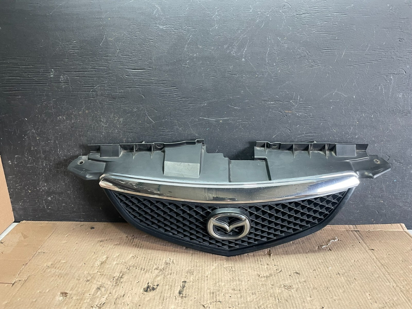 2002 2003 Mazda MPV Front Upper Grille Grill L9664 DG0