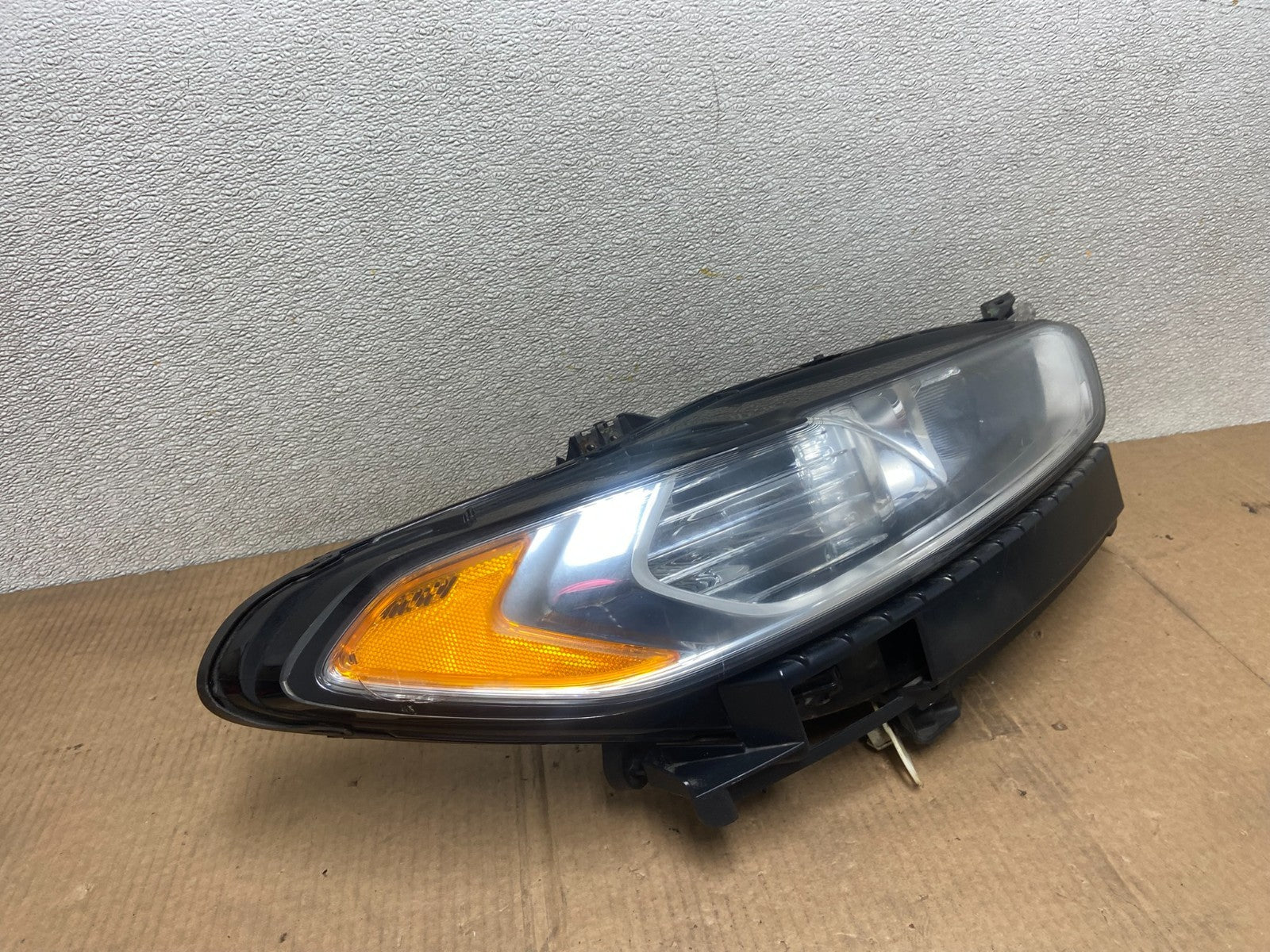 2013 to 2016 Ford Fusion Right Passenger Rh Side Headlight AA6206 DW2